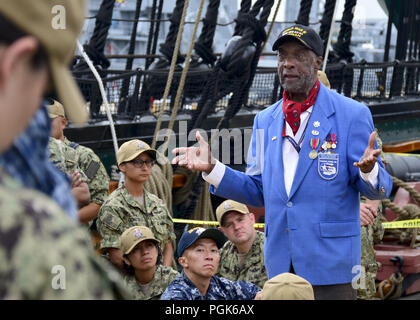 Boston, Mass, USA. Août 21, 2018. BOSTON (16 août 2000 21, 2018) a pris sa retraite du lieutenant-colonel de l'US Air Force Hénoc Woodhouse, un Tuskegee Airman original, prend le temps de premier maître de mentor sélectionne dans le cadre de l'USS Constitution est le premier maître de semaines du patrimoine. Le premier maître de la Semaine du patrimoine est une semaine consacrée à la Marine de mentorat par des chefs de l'histoire et du patrimoine de l'Amérique à bord formation Bateau de l'État, l'USS Constitution. (U.S. Photo par marine Spécialiste de la communication de masse 3E Casey Azouz/libérés) 180821-N-SM577-0141 (globallookpress.com La Marine américaine via l'image Crédit : © US Banque D'Images