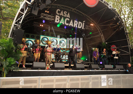 Powis Square, Londres, Royaume-Uni, 27 août 2108, le Notting Hill Carnival festivaliers lors d'une fête de rue, Carnaval, artistes © Richard Soans/Alamy Live News Banque D'Images