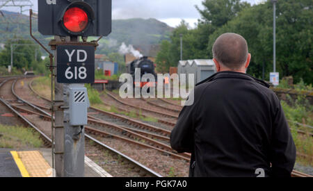 Glasgow, Ecosse, Royaume-Uni. 27 août, 2018. Les sections locales où traitée pour un peu de vivre l'histoire comme le Glasgow Highlander locomotive à vapeur a passé du jour au lendemain prend l'eau et le nettoyage de son foyer en un évitement à Dunbarton central avant en direction du nord vers le centre touristique highland line en remplacement d'être déchargé de son obligation dans les frontières Tweedbank ligne. Gérard Ferry/Alamy news Banque D'Images