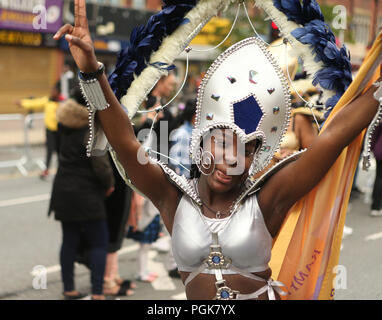 Potternewton Park, Leeds, West Yorkshire, 27 août 2018. Les artistes interprètes ou exécutants participent à la Leeds West Indian Carnaval 2018 à Leeds, Royaume-Uni, le 26 août 2008 27th, 2018. Le Leeds West Indian Carnaval, fête est 51e année dans la ville de Leeds. Le carnaval a été créé en 1967 par Arthur France comme un moyen pour les communautés afro-antillaise pour célébrer leurs propres cultures et traditions, et est l'un des plus grands carnavals antillais en dehors de Londres. Crédit : Stephen Gaunt/Touchlinepics.com/Alamy Live News Banque D'Images