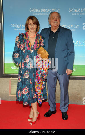 Munich, Allemagne. Août 27, 2018. L'actrice Senta Berger et son mari Michael Verhoeven, directeur, venu à la première du film 'Grüner wird's nicht, dit le jardinier et a volé loin'. La comédie sera publié le 30 août 2018. Credit : Ursula Düren/dpa/Alamy Live News Banque D'Images