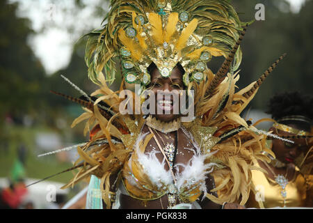 Potternewton Park, Leeds, West Yorkshire, 27 août 2018. Les artistes interprètes ou exécutants participent à la Leeds West Indian Carnaval 2018 à Leeds, Royaume-Uni, le 26 août 2008 27th, 2018. Le Leeds West Indian Carnaval, fête est 51e année dans la ville de Leeds. Le carnaval a été créé en 1967 par Arthur France comme un moyen pour les communautés afro-antillaise pour célébrer leurs propres cultures et traditions, et est l'un des plus grands carnavals antillais en dehors de Londres. Crédit : Stephen Gaunt/Touchlinepics.com/Alamy Live News Banque D'Images