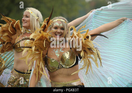 Potternewton Park, Leeds, West Yorkshire, 27 août 2018. Les artistes interprètes ou exécutants participent à la Leeds West Indian Carnaval 2018 à Leeds, Royaume-Uni, le 26 août 2008 27th, 2018. Le Leeds West Indian Carnaval, fête est 51e année dans la ville de Leeds. Le carnaval a été créé en 1967 par Arthur France comme un moyen pour les communautés afro-antillaise pour célébrer leurs propres cultures et traditions, et est l'un des plus grands carnavals antillais en dehors de Londres. Crédit : Stephen Gaunt/Touchlinepics.com/Alamy Live News Banque D'Images