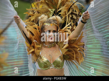 Potternewton Park, Leeds, West Yorkshire, 27 août 2018. Les artistes interprètes ou exécutants participent à la Leeds West Indian Carnaval 2018 à Leeds, Royaume-Uni, le 26 août 2008 27th, 2018. Le Leeds West Indian Carnaval, fête est 51e année dans la ville de Leeds. Le carnaval a été créé en 1967 par Arthur France comme un moyen pour les communautés afro-antillaise pour célébrer leurs propres cultures et traditions, et est l'un des plus grands carnavals antillais en dehors de Londres. Crédit : Stephen Gaunt/Touchlinepics.com/Alamy Live News Banque D'Images