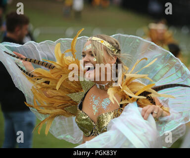 Potternewton Park, Leeds, West Yorkshire, 27 août 2018. Les artistes interprètes ou exécutants participent à la Leeds West Indian Carnaval 2018 à Leeds, Royaume-Uni, le 26 août 2008 27th, 2018. Le Leeds West Indian Carnaval, fête est 51e année dans la ville de Leeds. Le carnaval a été créé en 1967 par Arthur France comme un moyen pour les communautés afro-antillaise pour célébrer leurs propres cultures et traditions, et est l'un des plus grands carnavals antillais en dehors de Londres. Crédit : Stephen Gaunt/Touchlinepics.com/Alamy Live News Banque D'Images