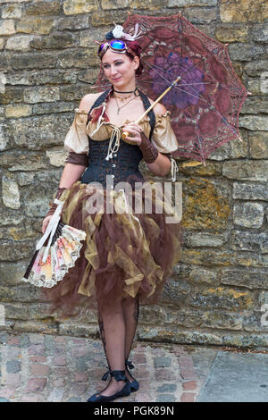 Lincoln, Royaume-Uni.27 août 2018.Le festival Asylum Steampunk de Lincoln, en 10 ans, attire des visiteurs du monde entier.Le plus grand et le plus long festival de steampunk d'Europe, célèbre un monde à vapeur à la fin du XIXe siècle, s'habillant dans un style victorien avec des accessoires qui ressemblent à des pièces de machines, de fûts et d'engrenages.Credit: Carolyn Jenkins/Alay Live News - Steampunk vêtements de mode, Banque D'Images