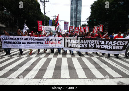 Manille, Manille, Philippines. Août 27, 2018. Vue de la tête de la marche. Des milliers ont défilé dans Espana Avenue à Manille comme ils appellent à la fin de la contractualisation et de l'augmentation de salaire journalier minimum de 750 pesos (environ US$ 14). Un programme a eu lieu à Mendiola, près de pont, le palais présidentiel Malacanang, après le mois de mars. Crédit : J Gerard Seguia SOPA/Images/ZUMA/Alamy Fil Live News Banque D'Images