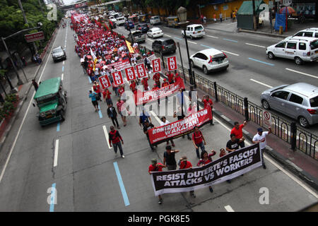 Manille, Manille, Philippines. Août 27, 2018. Une vue générale de la mars. Des milliers ont défilé dans Espana Avenue à Manille comme ils appellent à la fin de la contractualisation et de l'augmentation de salaire journalier minimum de 750 pesos (environ US$ 14). Un programme a eu lieu à Mendiola, près de pont, le palais présidentiel Malacanang, après le mois de mars. Crédit : J Gerard Seguia SOPA/Images/ZUMA/Alamy Fil Live News Banque D'Images