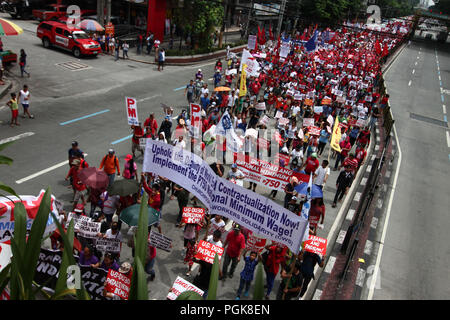 Manille, Manille, Philippines. Août 27, 2018. Une vue générale de la mars. Des milliers ont défilé dans Espana Avenue à Manille comme ils appellent à la fin de la contractualisation et de l'augmentation de salaire journalier minimum de 750 pesos (environ US$ 14). Un programme a eu lieu à Mendiola, près de pont, le palais présidentiel Malacanang, après le mois de mars. Crédit : J Gerard Seguia SOPA/Images/ZUMA/Alamy Fil Live News Banque D'Images