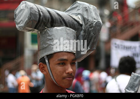 Manille, Manille, Philippines. Août 27, 2018. Un artiste interprète ou exécutant portant une tête de l'outil s'habillent de Mendiola, Manille. Des milliers ont défilé dans Espana Avenue à Manille comme ils appellent à la fin de la contractualisation et de l'augmentation de salaire journalier minimum de 750 pesos (environ US$ 14). Un programme a eu lieu à Mendiola, près de pont, le palais présidentiel Malacanang, après le mois de mars. Crédit : J Gerard Seguia SOPA/Images/ZUMA/Alamy Fil Live News Banque D'Images