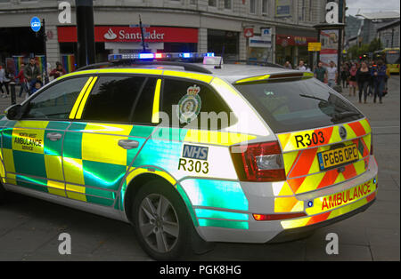 Manchester, UK. 27 août, 2018 Un break ambulance dans Central Manchester assiste à un incident. Les paramédics syndicat GMB dans le nord-ouest de l'Angleterre ont cessé leur grève hebdomadaire afin que leur union peut discuter de questions salariales avec les gestionnaires de l'ouest du Nord Service d'ambulance. Pendant sept semaines, les ambulanciers ont effectué 26 heures de week-end 1940 Terry crédit Waller/Alamy Live News Banque D'Images