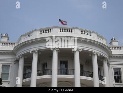 Washington, District de Columbia, Etats-Unis. Août 27, 2018. À 12:40 pm HAE, le lundi 27 août 2018, le drapeau américain est à effectif complet sur le portique sud de la Maison Blanche à Washington, DC . Il y a eu une certaine controverse si c'est montrant le respect des last United States le sénateur John McCain (républicain de l'Arizona) Credit : Ron Sachs/CNP/ZUMA/Alamy Fil Live News Banque D'Images