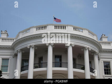 À 12:40 pm HAE, le lundi 27 août 2018, le drapeau américain est à effectif complet sur le portique sud de la Maison Blanche à Washington, DC . Il y a eu une certaine controverse si c'est montrant le respect des last United States le sénateur John McCain (républicain de l'Arizona). Credit : Ron Sachs / CNP | conditions dans le monde entier Banque D'Images