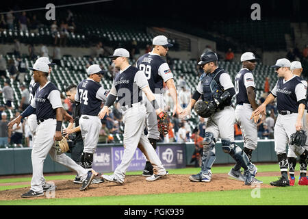 Baltimore, États-Unis d'Amérique. Août 26, 2018. New York Yankees voltigeur de droite juge Aaron (99) et ses coéquipiers célèbrent leur victoire sur les Orioles de Baltimore à l'Oriole Park at Camden Yards de Baltimore, MD, le dimanche, 26 août, 2018. Les Yankees ont gagné le match 5 - 3 Réalisation d'un jeu de quatre sweep ligue américaine est sur leurs rivaux. Credit : Ron Sachs/CNP (restriction : NO New York ou le New Jersey Journaux ou journaux dans un rayon de 75 km de la ville de New York) | Conditions de crédit dans le monde entier : dpa/Alamy Live News Banque D'Images