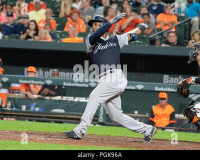 New York Yankees de troisième but Miguel Andujar (41) les chauves-souris dans la septième manche contre les Orioles de Baltimore à l'Oriole Park at Camden Yards de Baltimore, MD, le dimanche, 26 août, 2018. Plus tard dans l'at-bat il fonde en une force. Les Yankees ont gagné le match 5 - 3. Credit : Ron Sachs/CNP (restriction : NO New York ou le New Jersey Journaux ou journaux dans un rayon de 75 km de la ville de New York) dans le monde entier d'utilisation | Banque D'Images