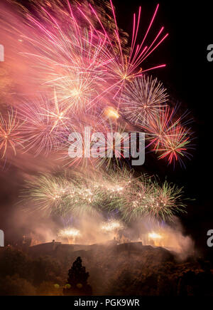 Edinburgh, Royaume-Uni. Lundi 27 Août 2018 : la saison des festivals d'Édimbourg culmine avec la Vierge de l'argent d'Artifice Concert. Ross Bandstand, jardins de Princes Street. Le spectaculaire feu d'Artifice Concert Virgin Money rassemble orchestre inoubliable classiques provenant de la propre Édimbourg Scottish Chamber Orchestra, et spécialement d'artifice, chorégraphié par artifice Pyrovision artistes internationaux afin d'améliorer votre expérience musicale - tous ensemble contre le magnifique cadre historique, le château d'Édimbourg. Crédit : Andrew O'Brien/Alamy Live News Banque D'Images