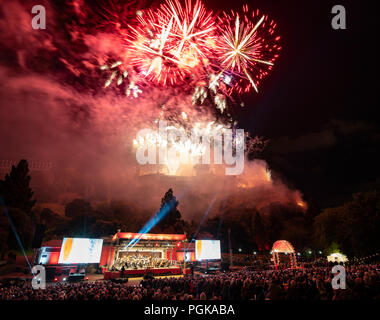 Edinburgh, Ecosse, Royaume-Uni. 27 août, 2018. Le Festival International d'Édimbourg a conclu avec la Vierge de l'argent d'Artifice Concert dans les jardins de Princes Street avec une toile de fond le château d'Édimbourg. Musique par l'Orchestre de chambre écossais jouant Les Planètes de Gustav Holst. Credit : Iain Masterton/Alamy Live News Banque D'Images