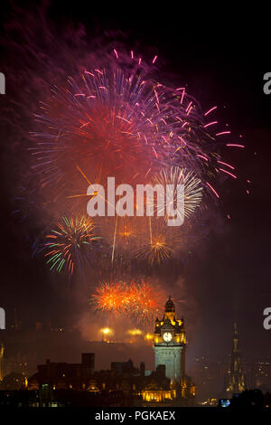 Edinburgh, Ecosse, Royaume-Uni. 27 août 2018. Virgin Money Edinburgh Festival Concert d'artifice et de l'affichage au-dessus de château et jardins de Princes Street pour marquer la fin de l'événement 2018. Photographié à partir de Calton Hill avec tour de l'horloge en premier plan. Banque D'Images