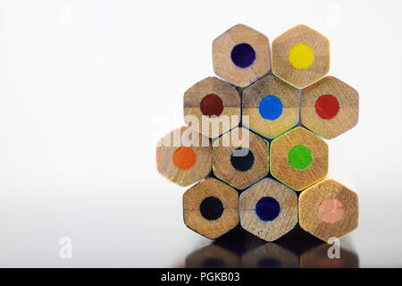 Des tas de crayons de couleur sur la table. Conception de l'art, l'artisanat et de divertissement pour les jeunes. Banque D'Images