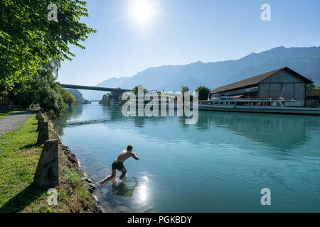 Le matin dans la rivière Aar, à Interlaken, Suisse, Europe Banque D'Images