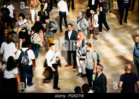La ville de New York, USA - 21 juin 2018 : foule de personnes attendent l'annonce du départ de trains en hall principal de la gare Grand Central Banque D'Images