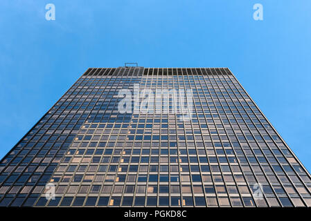 La ville de New York, USA - 21 juin 2018 : Seagram Building dans Park Avenue, Manhattan. Low angle view contre ciel. Il a été conçu par Mies van der Rohe archi Banque D'Images