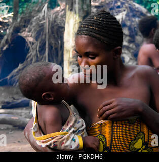 Portrait de femme avec enfant pygmée Baka - 04-03-2014 Réserve du Dja, Cameroun Banque D'Images