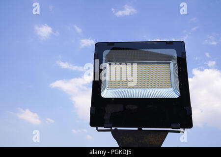 Lampe LED street post sur fond de ciel bleu Banque D'Images