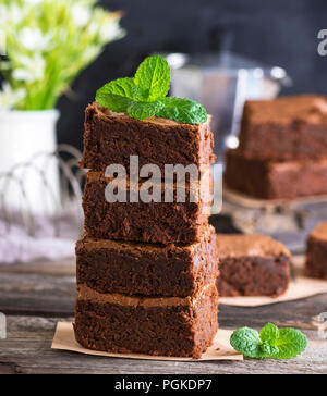 Pile de morceaux carrés de tarte brownie brown cuit sur un carton gris, Close up Banque D'Images