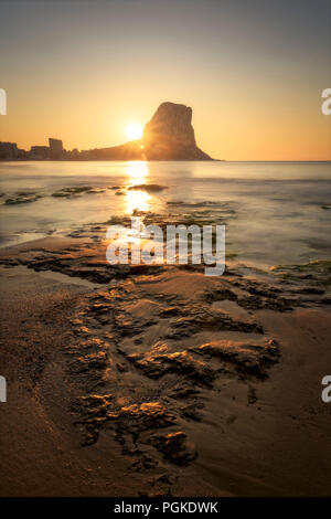 Peñon de Ifach, à partir de la plage de Calpe (Alicante - Espagne) au lever du soleil. Banque D'Images