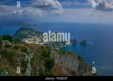 Vue magnifique sur les falaises de Faraglioni et la Mer Tyrrhénienne sur l'île de Capri, Italie Banque D'Images