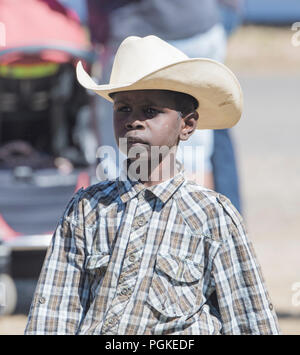 Portrait d'un jeune garçon autochtone portant un chapeau de cowboy et une chemise à carreaux, l'extrême nord du Queensland, Australie, Queensland, FNQ Banque D'Images