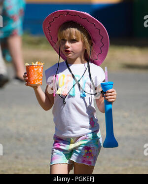 Portrait d'une jolie jeune fille portant un chapeau rose et transportant de la nourriture, l'extrême nord du Queensland, Australie, Queensland, FNQ Banque D'Images