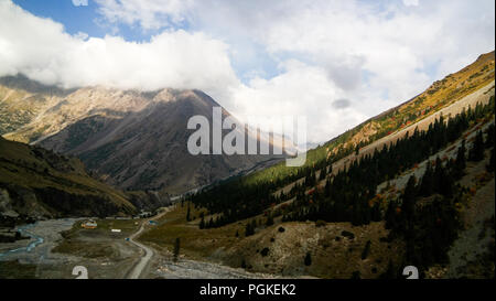 Route de la serpentine à col Barskoon, rivière et la gorge et col Sarymoynak à Randonnées Jeti-Oguz, Kirghizistan Banque D'Images