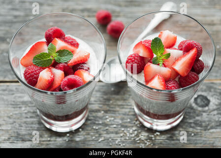 Chia pudding de protéines avec les baies fraîches sur fond de bois. Vue de dessus, selective focus Banque D'Images