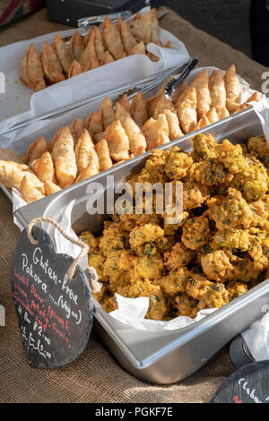 Vente de décrochage pakora à Deddington farmers market. Deddington, Oxfordshire, Angleterre Banque D'Images