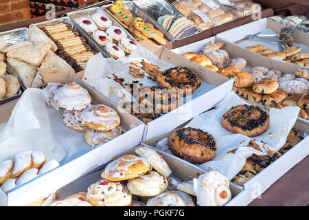 Blocage de pâtisserie à Deddington farmers market. Deddington, Oxfordshire, Angleterre Banque D'Images