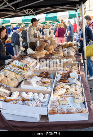 Pain et pâtisserie Deddington décrochage farmers market. Deddington, Oxfordshire, Angleterre Banque D'Images