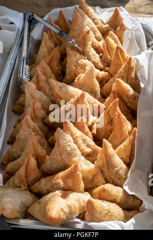 Vente de décrochage à samosa Deddington farmers market. Deddington, Oxfordshire, Angleterre Banque D'Images