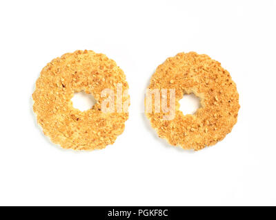 Deux anneau sablés cookies avec écrous.anneau de sable isolées à l'aide d'écrous,fond blanc.cuisson traditionnelle russe - anneau de pâte brisée avec arachides isolated Banque D'Images