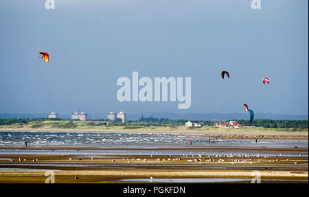 Kite surfeurs en action sur Troon North bay Banque D'Images