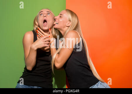 J'ai perdu mon esprit. La folie des femmes. Belle femelle portrait en pied isolé sur fond de studio. La folie des femmes. Les émotions humaines, l'expression faciale concept. Banque D'Images