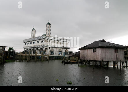 Des maisons sur pilotis et la mosquée dans le village de Ganvie sur le Lac Nokoué au Bénin Banque D'Images