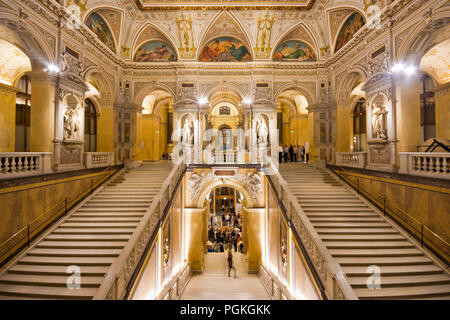 Escalier somptueux avec des statues et des arches arrondies dans l'imposition de l'intérieur du célèbre Naturhistorisches Museum (musée d'histoire naturelle) dans la vieille ville de Vienne. Banque D'Images