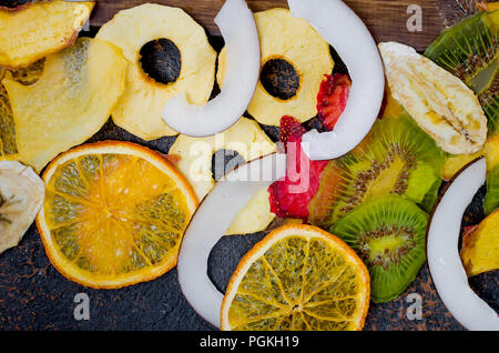 Chips de fruits sur fond sombre, concept d'une saine et une bonne nutrition, snack, vue du dessus, copy space Banque D'Images