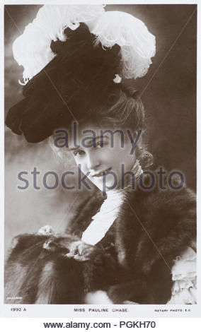 Pauline Chase portrait 1885 - 1962 était une actrice américaine qui a effectué sur la scène à la fois aux États-Unis et au Royaume-Uni. Elle est connue pour son exécution prolongée dans le rôle-titre de la productions de Peter Pan, ou le garçon qui ne grandit pas, vintage real photo carte postale de 1906 Banque D'Images