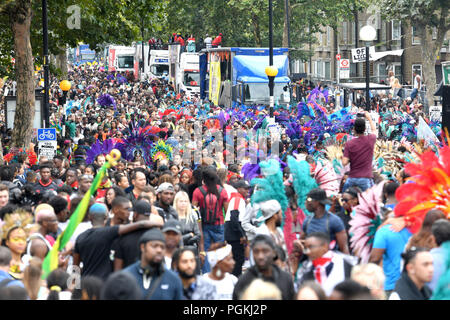 Les foules pendant le carnaval de Notting Hill dans l'ouest de Londres. Banque D'Images