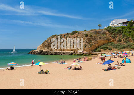 Une partie de la plage principale d'Albufeira en été, de l'Algarve, Portugal Banque D'Images