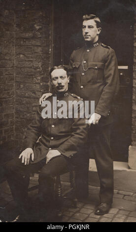 Vintage photo de deux agents de police. Les numéros 171 et 279 Col Banque D'Images