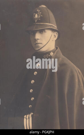 Vintage Photo d'un policier britannique portant son casque et Cape. Collar Aucun 69. Banque D'Images